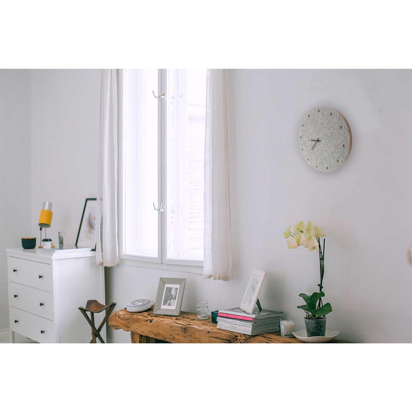 Wanduhr aus Filz und Kork 30 cm | hellgrau - schwarz | Design: Esbjerg