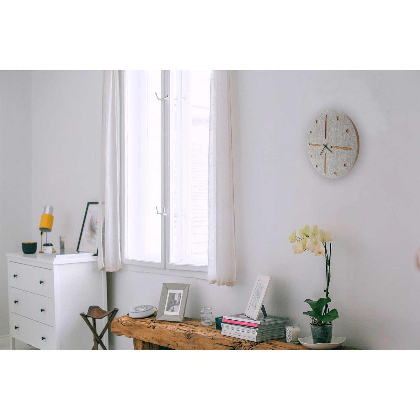 Wanduhr aus Filz und Kork 30 cm | hellgrau - schwarz | Design: Odense