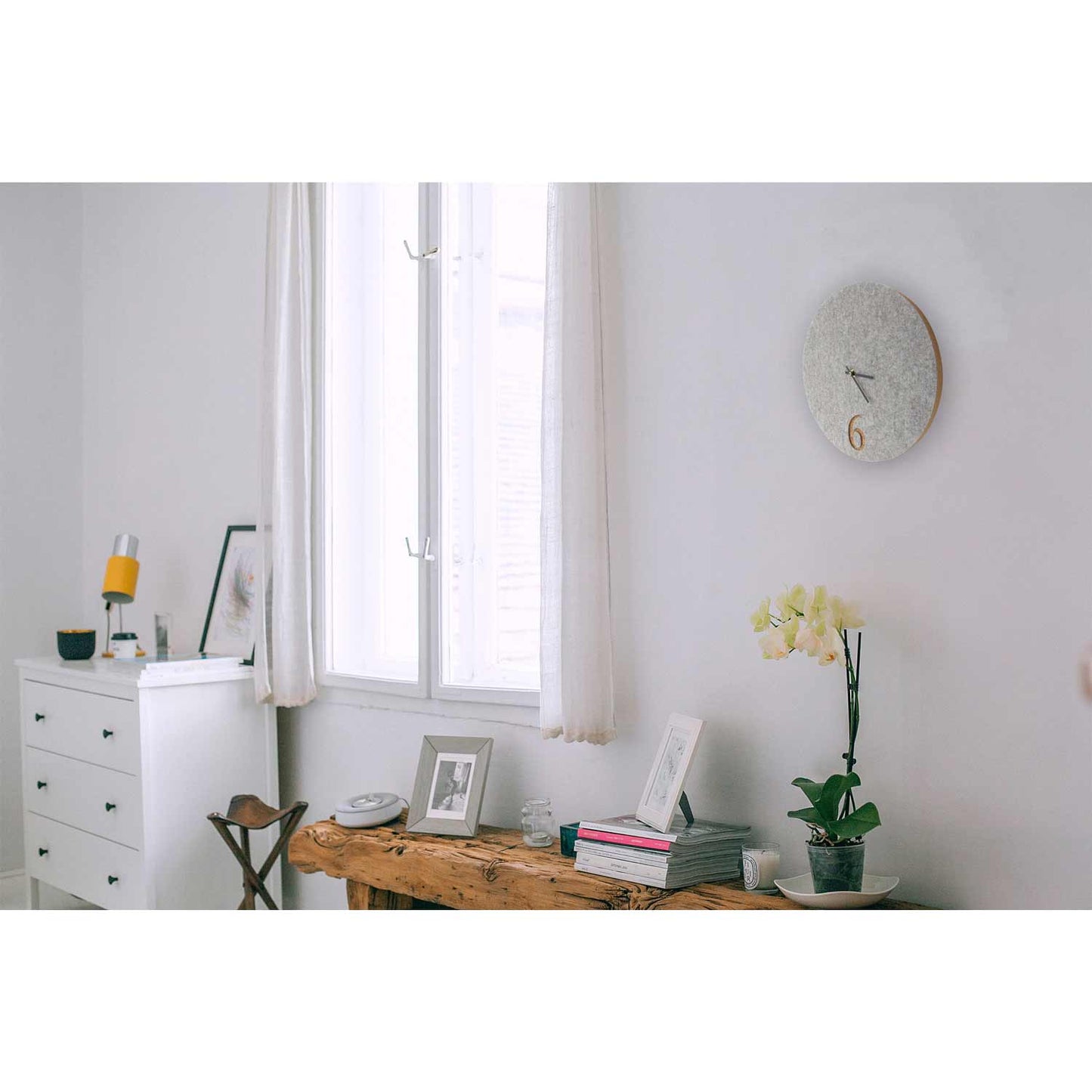 Wanduhr aus Filz und Kork 30 cm | hellgrau - schwarz | Design: Aarhus