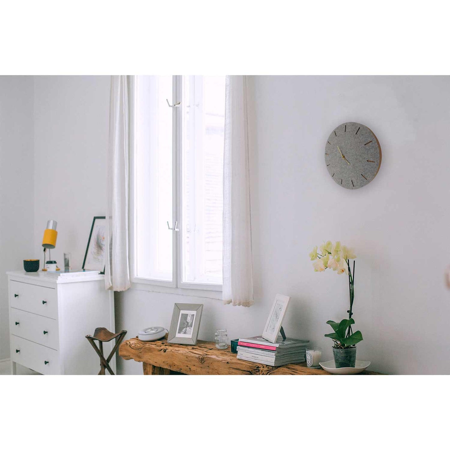 Wanduhr aus Filz und Kork 30 cm | hellgrau - gold | Design: Kopenhagen