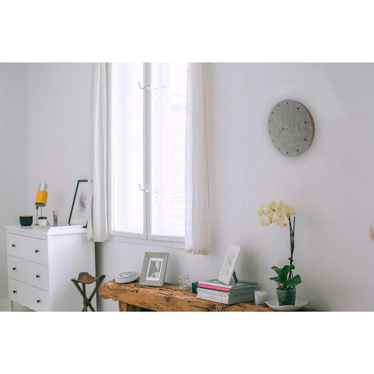 Wanduhr aus Filz und Kork 30 cm | hellgrau - gold | Design: Esbjerg