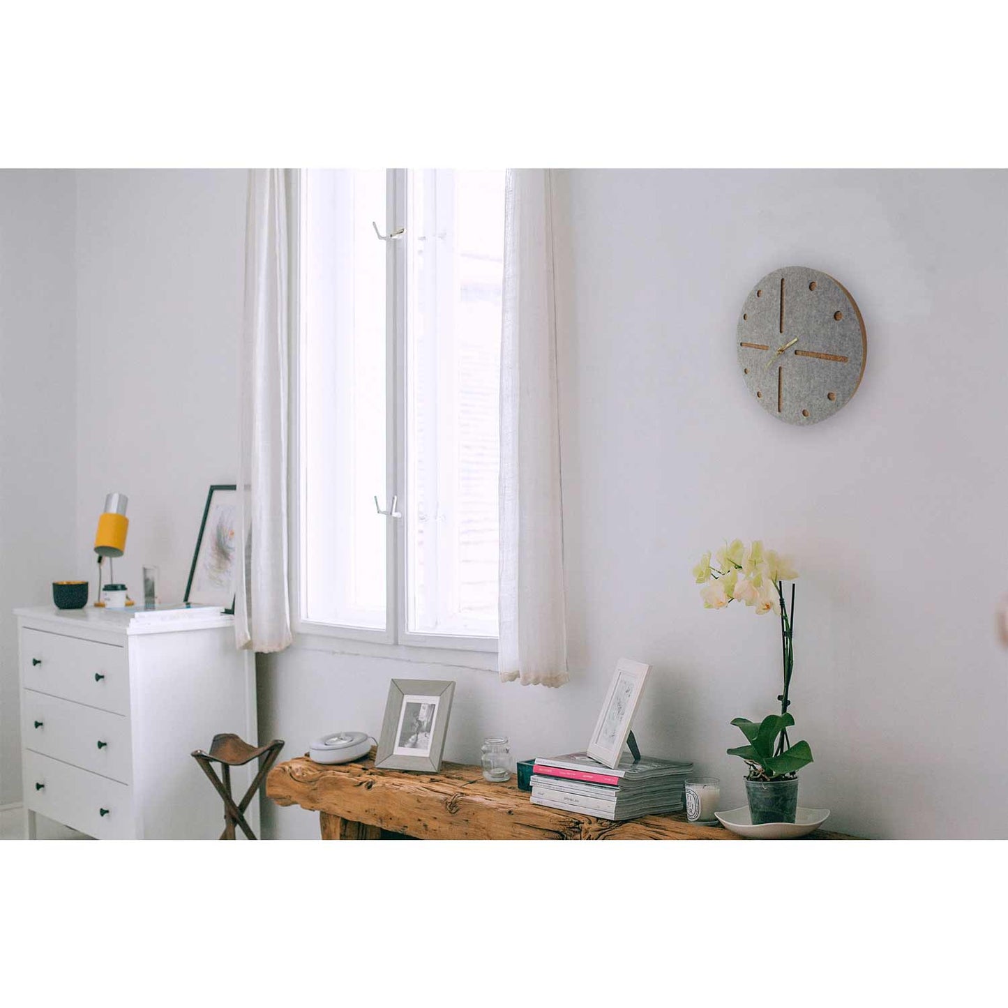 Wanduhr aus Filz und Kork 30 cm | hellgrau - gold | Design: Odense