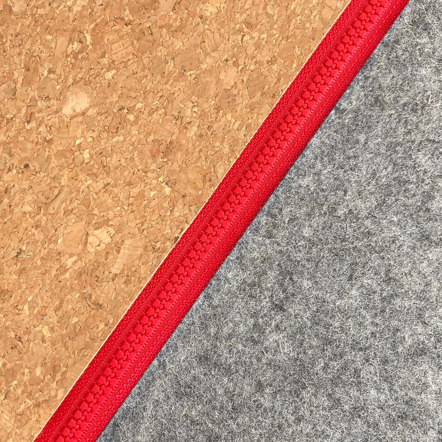 Zubehörtasche für Kabel & Co. | aus Filz und Kork | hellgrau-rot