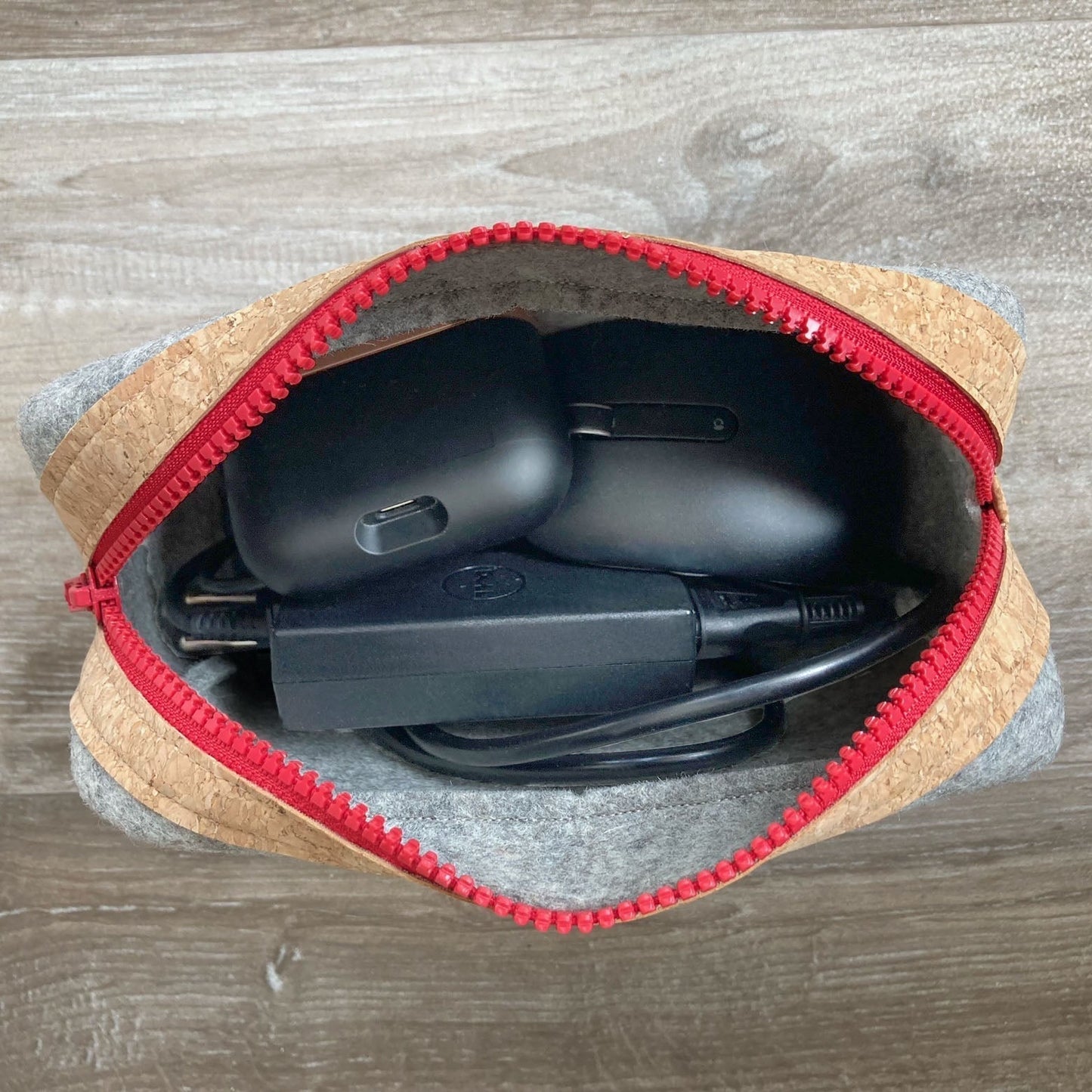 Zubehörtasche für Kabel & Co. | aus Filz und Kork | hellgrau-azur