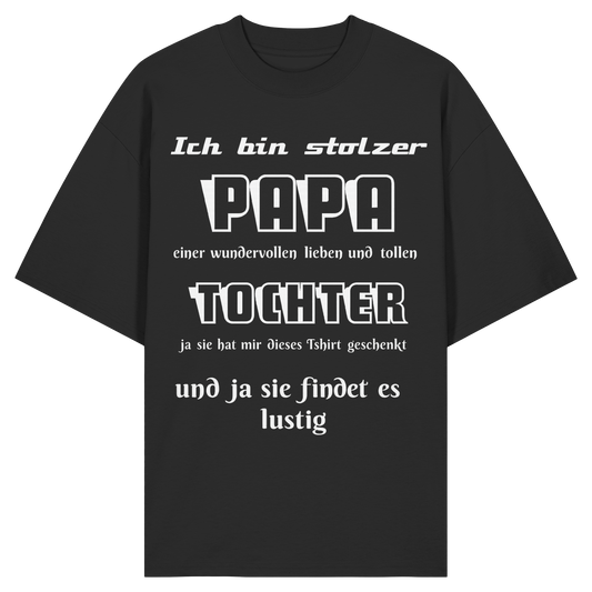 Schwarzes Unisex-Shirt mit Aufdruck „Ich bin stolzer Papa einer wundervollen Tochter“ aus Bio-Baumwolle, Frontansicht.
