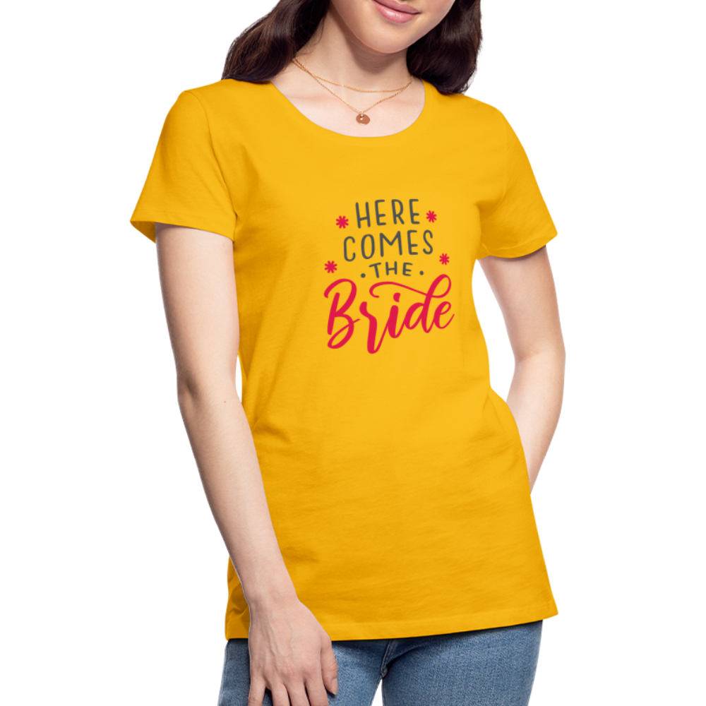 Damen - Frauen Premium T-Shirt Here comes the Bride- Hochzeit - Sonnengelb