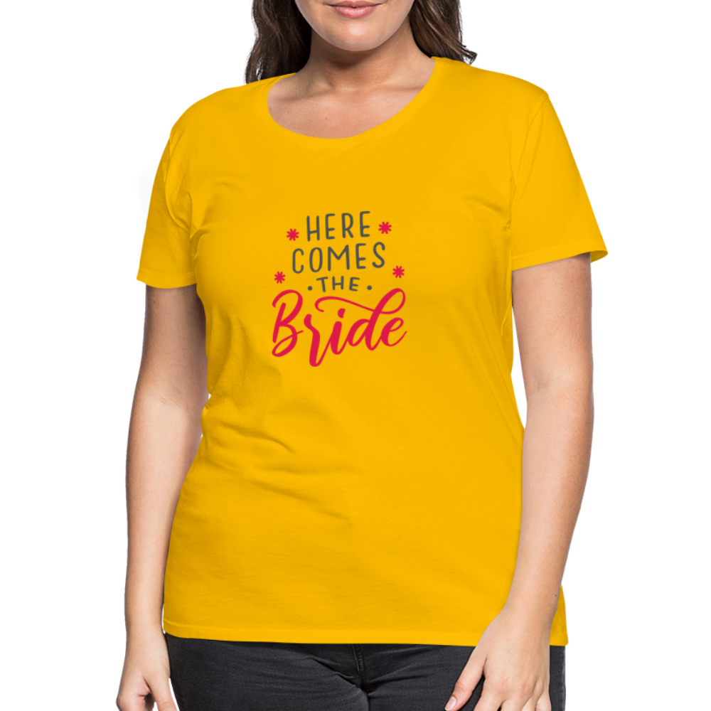 Damen - Frauen Premium T-Shirt Here comes the Bride- Hochzeit - Sonnengelb