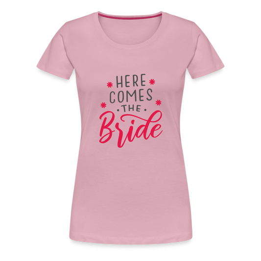 Damen - Frauen Premium T-Shirt Here comes the Bride- Hochzeit - Hellrosa