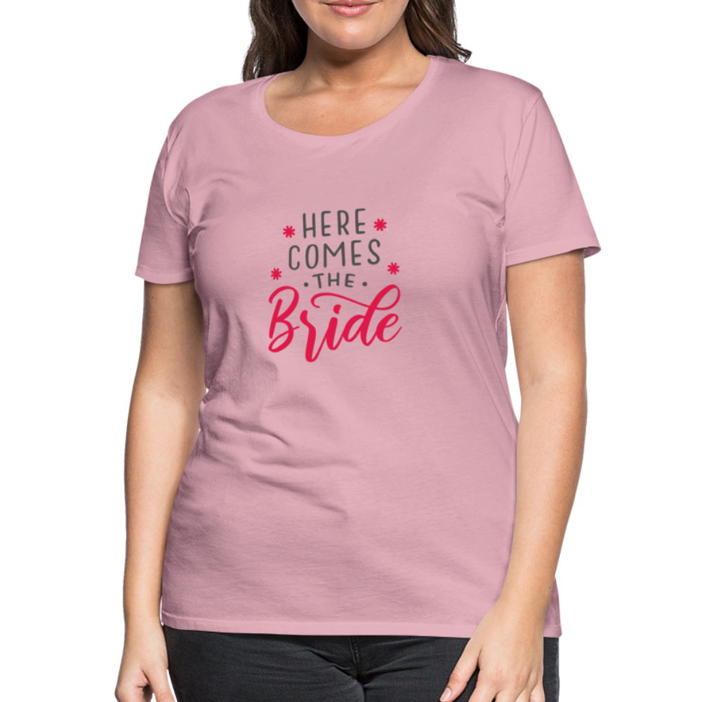 Damen - Frauen Premium T-Shirt Here comes the Bride- Hochzeit - Hellrosa