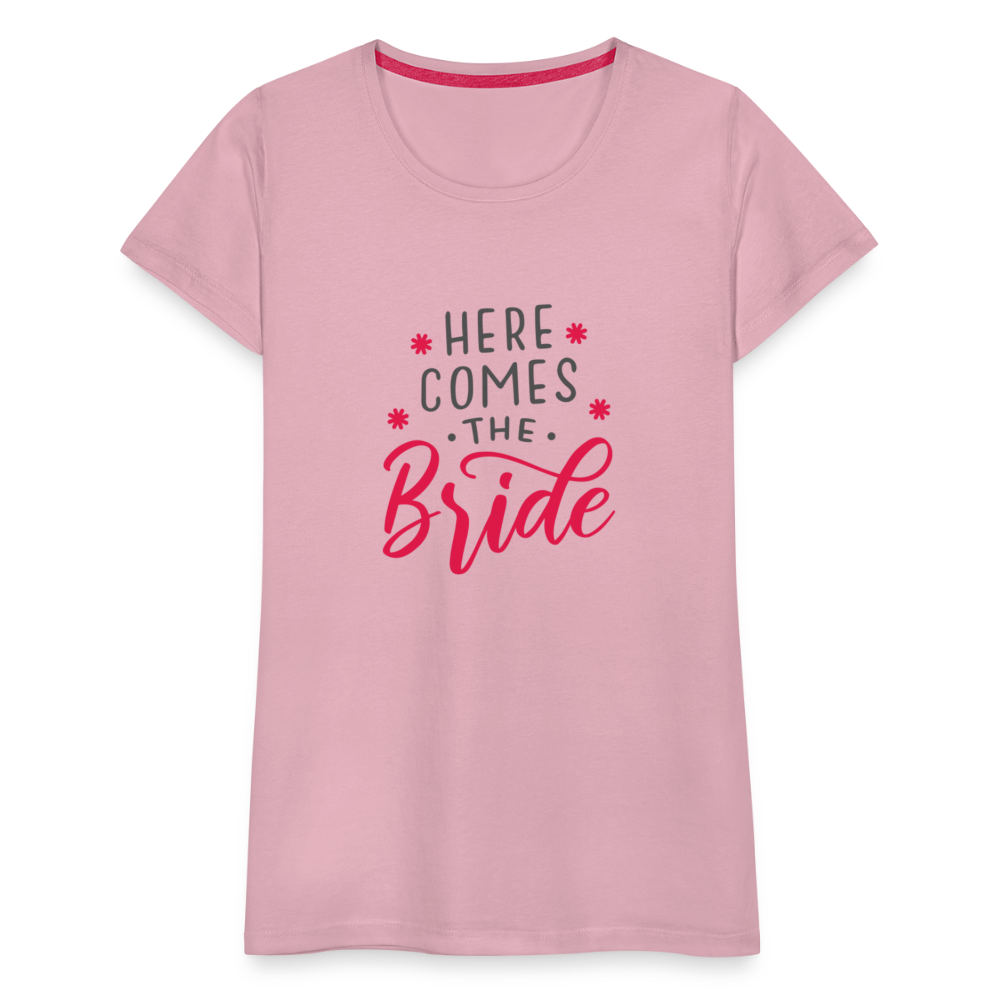 Damen - Frauen Premium T-Shirt Here comes the Bride- Hochzeit - Hellrosa