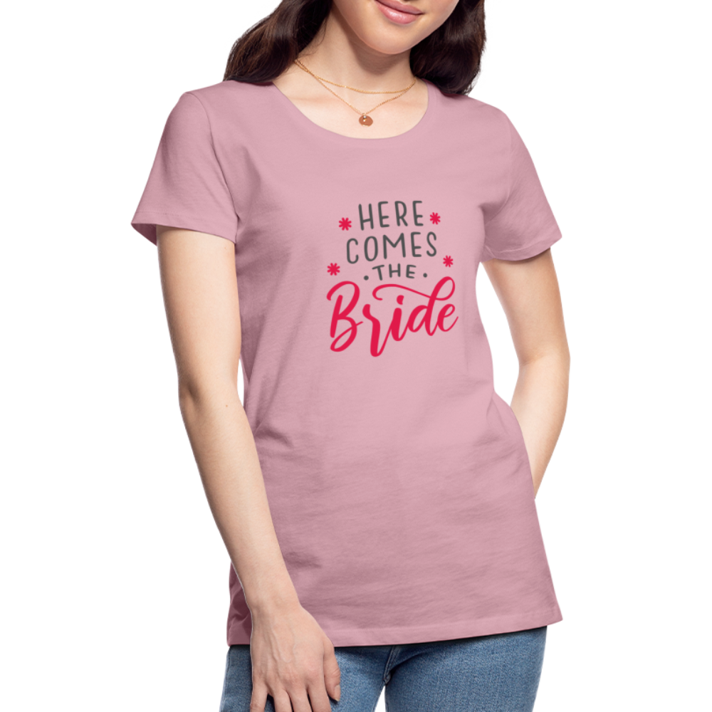 Damen - Frauen Premium T-Shirt Here comes the Bride- Hochzeit - Hellrosa