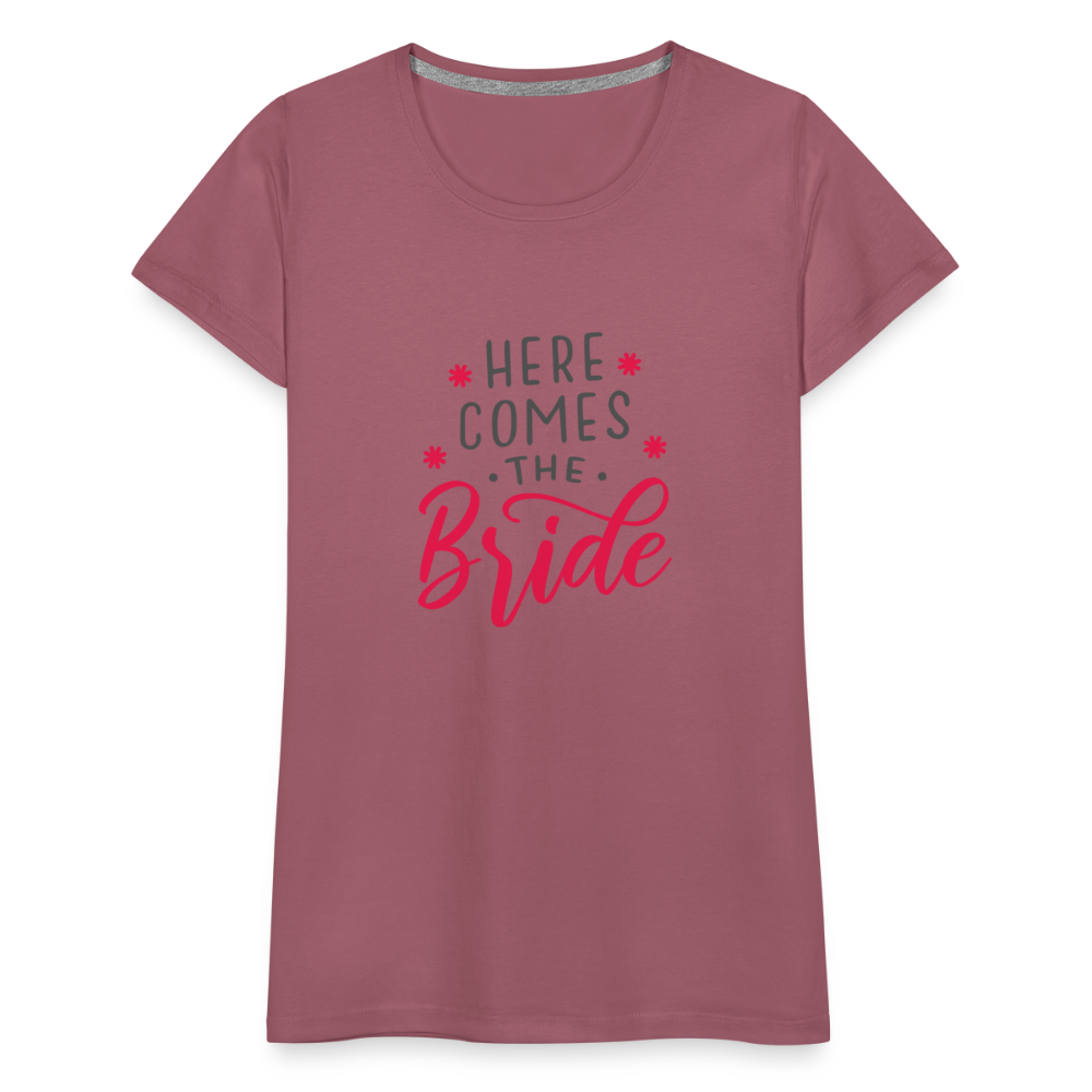 Damen - Frauen Premium T-Shirt Here comes the Bride- Hochzeit - Malve