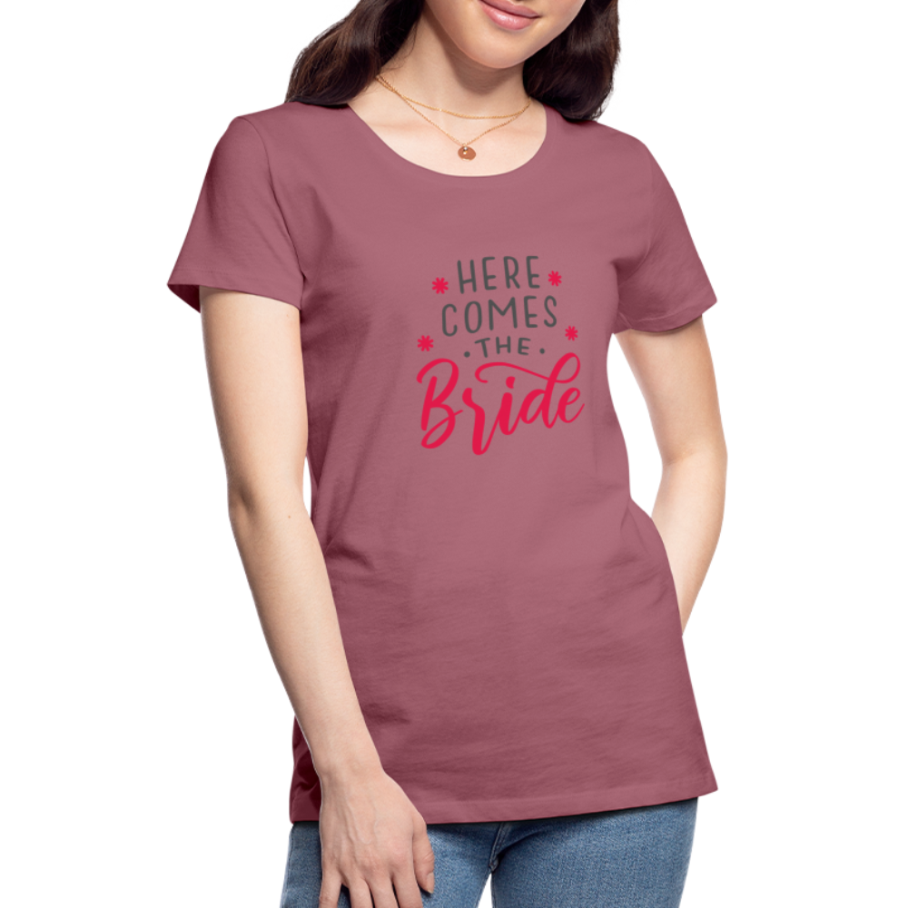 Damen - Frauen Premium T-Shirt Here comes the Bride- Hochzeit - Malve