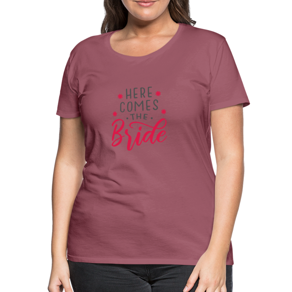 Damen - Frauen Premium T-Shirt Here comes the Bride- Hochzeit - Malve