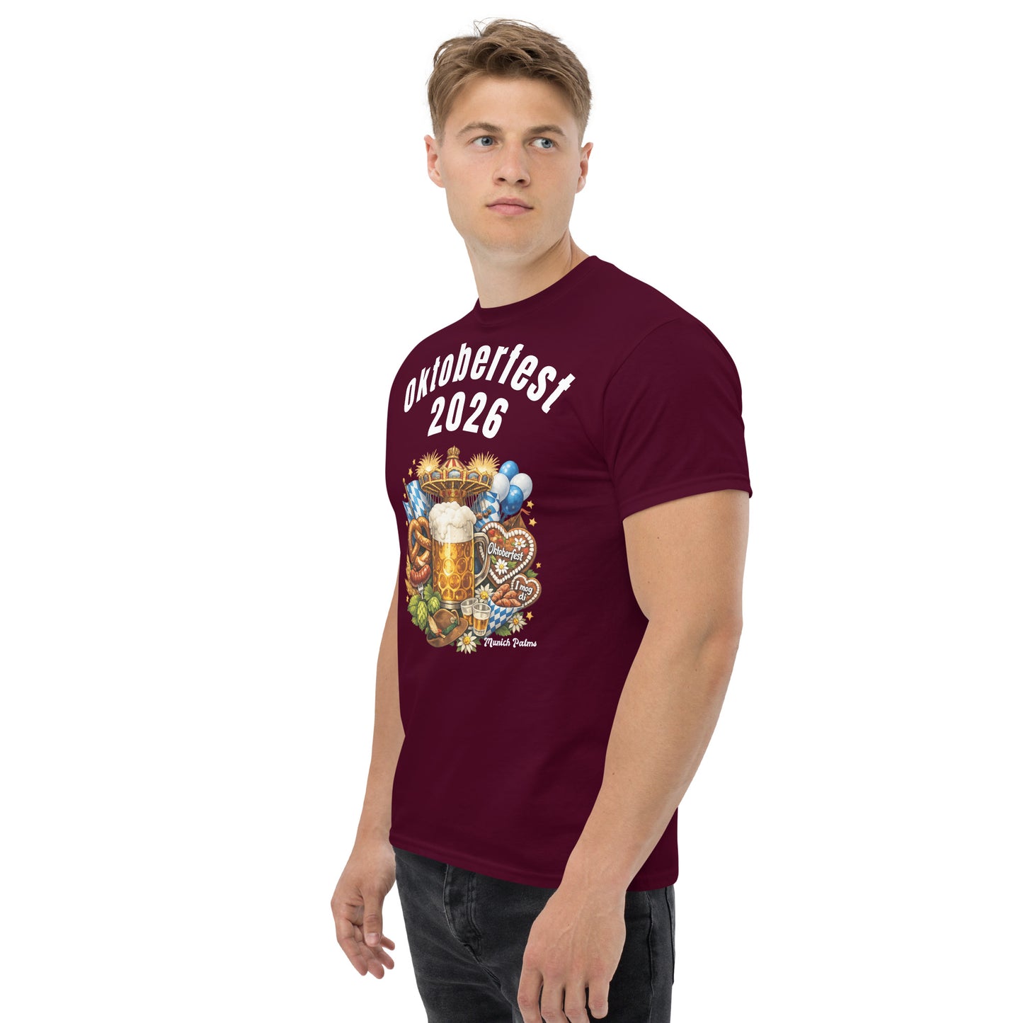 Klassisches Unisex-T-Shirt Oktoberfest 2026 München Edition in Maroon, vorne links, bequemes Baumwollshirt für Damen und Herren