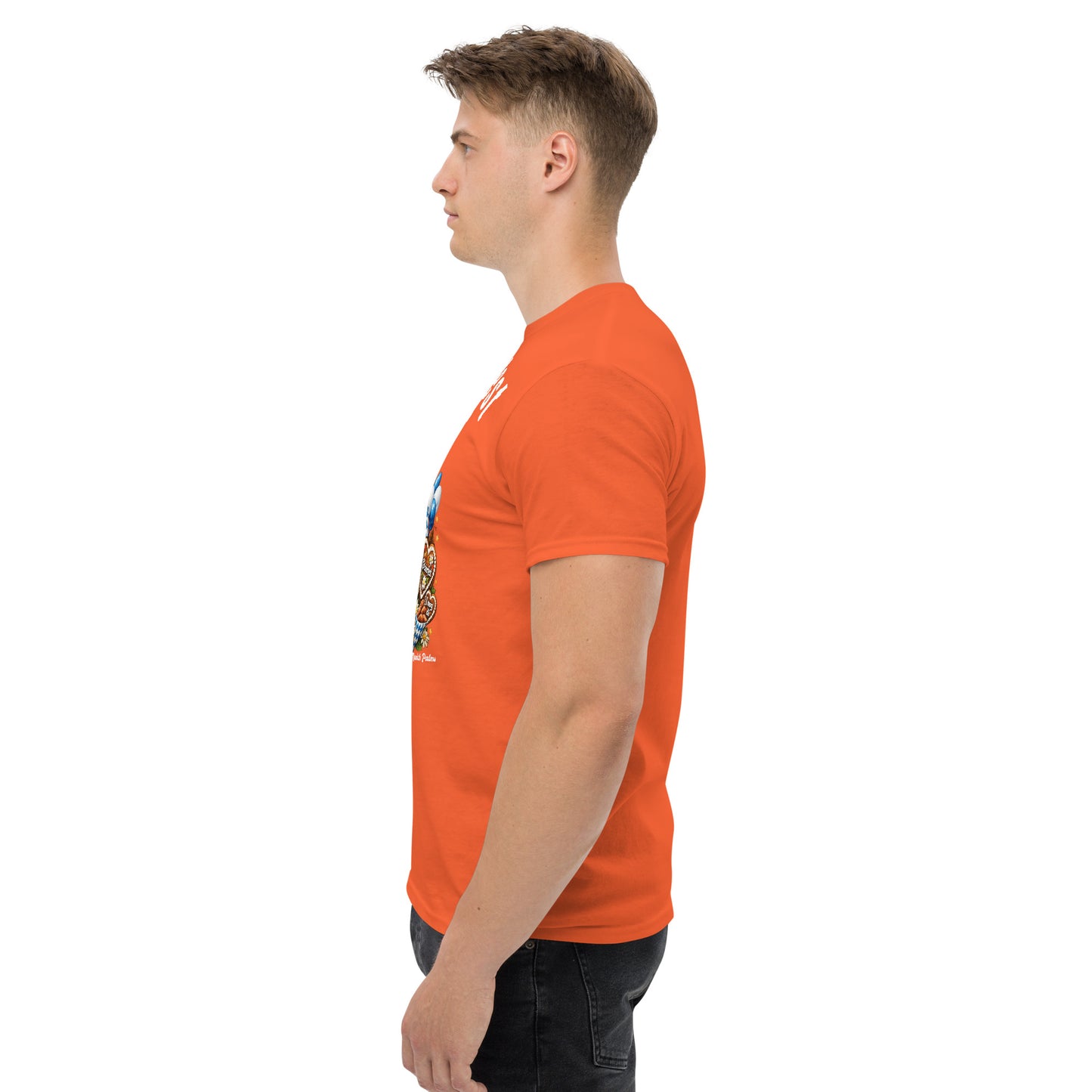 Oranges Unisex-T-Shirt Oktoberfest 2026 München Edition mit klassischem Design, sichtbar auf einem Model.