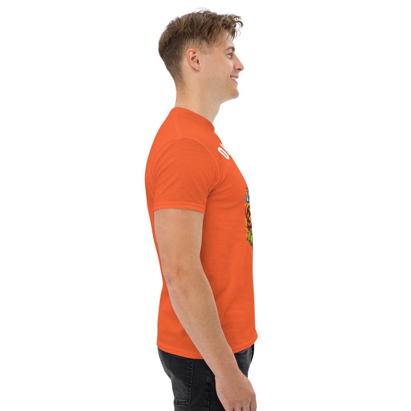 Orangenes Unisex-T-Shirt mit Oktoberfest 2026 München Edition, klassischer Schnitt, bequemes Baumwoll-Shirt, Detailansicht
