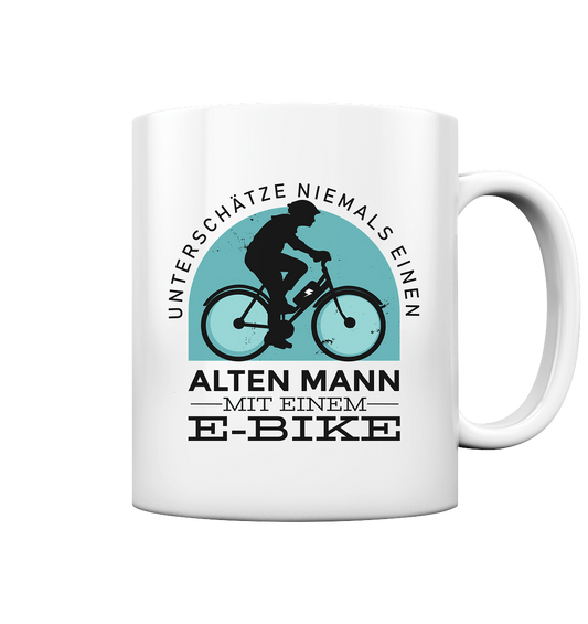 Vieil homme avec un vélo électrique - tasse brillante