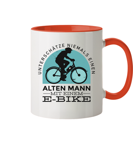 Vieil homme avec un vélo électrique - mug bicolore