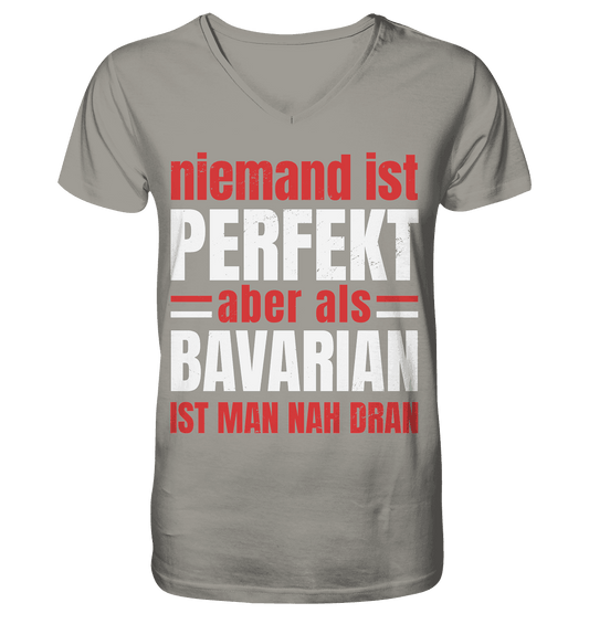 Niemand ist perfekt aber als Bavarian ist man nah dran - V-Neck Shirt - Online Kaufhaus München
